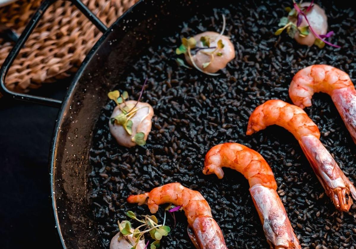 Imagen principal - El restaurante del centro de Granada con gran terraza y una torta Inés Rosales de plato estrella