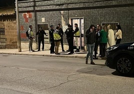 Agentes en la puerta de la casa donde han sucedido los hechos