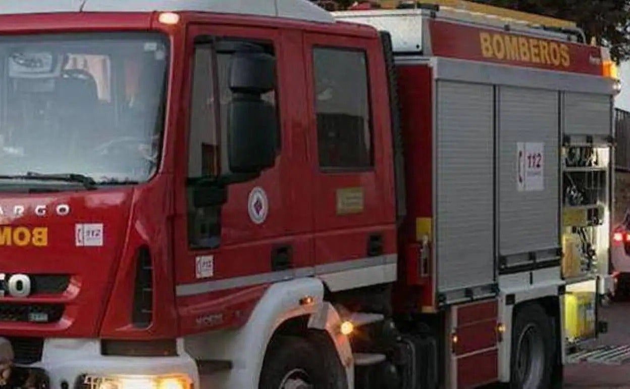 Bomberos del Poniente han intervenido en el suceso.