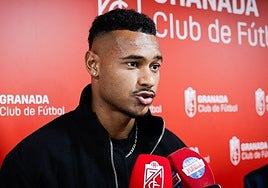 Loïc Williams comparece ante los medios de comunicación.