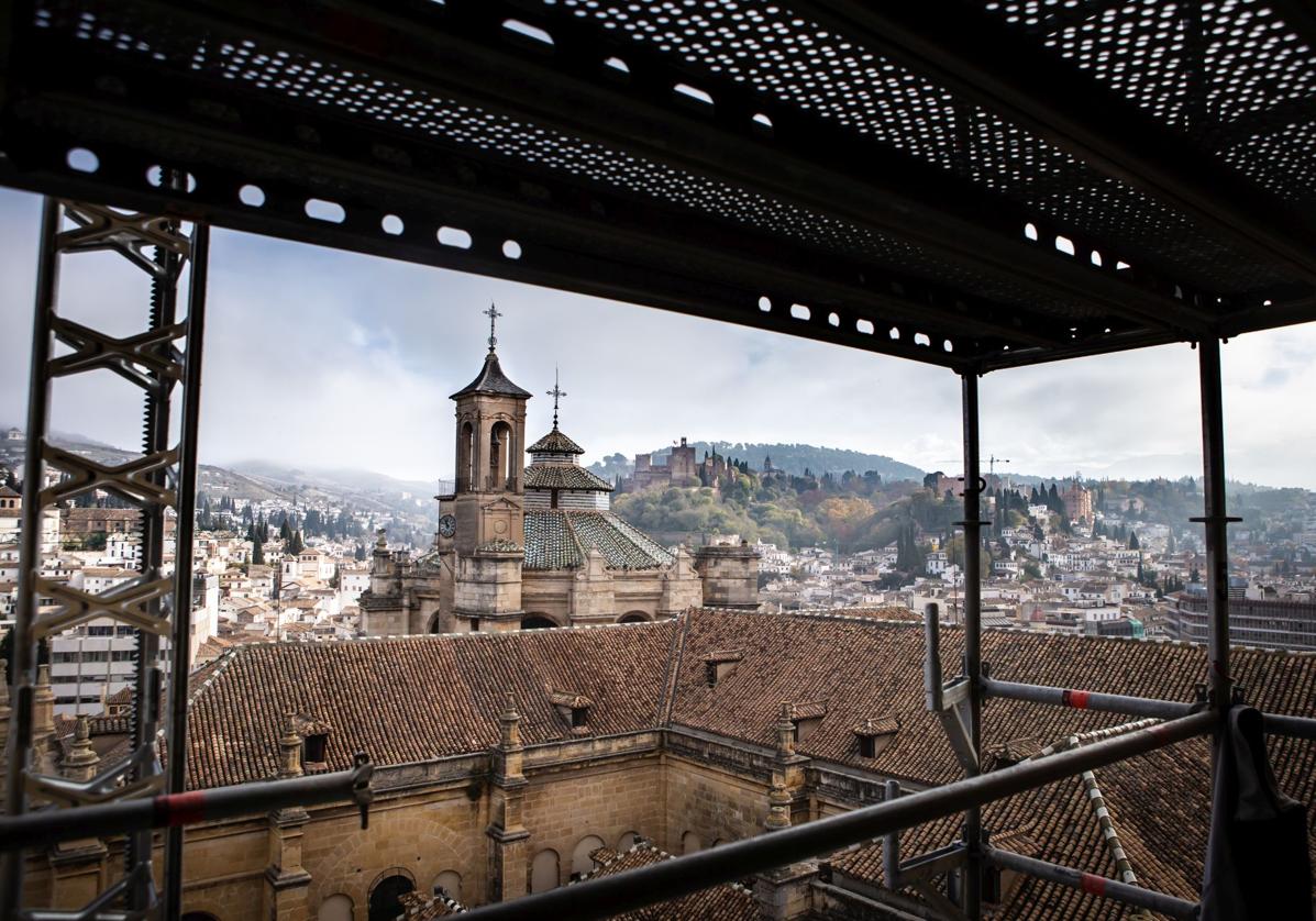 Imagen de la Catedral de Granada y la Alhambra desde el cuerpo del campanario.