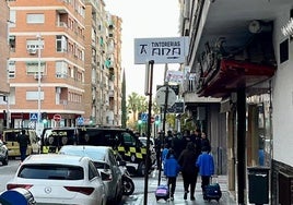 La Policía Local ante el 'after' este jueves por la mañana.