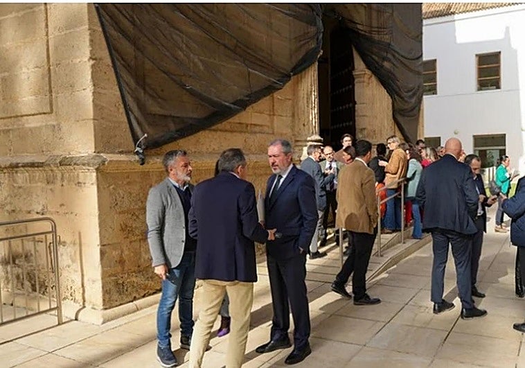 Juan Espadas y otros parlamentarios socialistas, en el exterior del salón de plenos tras abandonar la sesión.