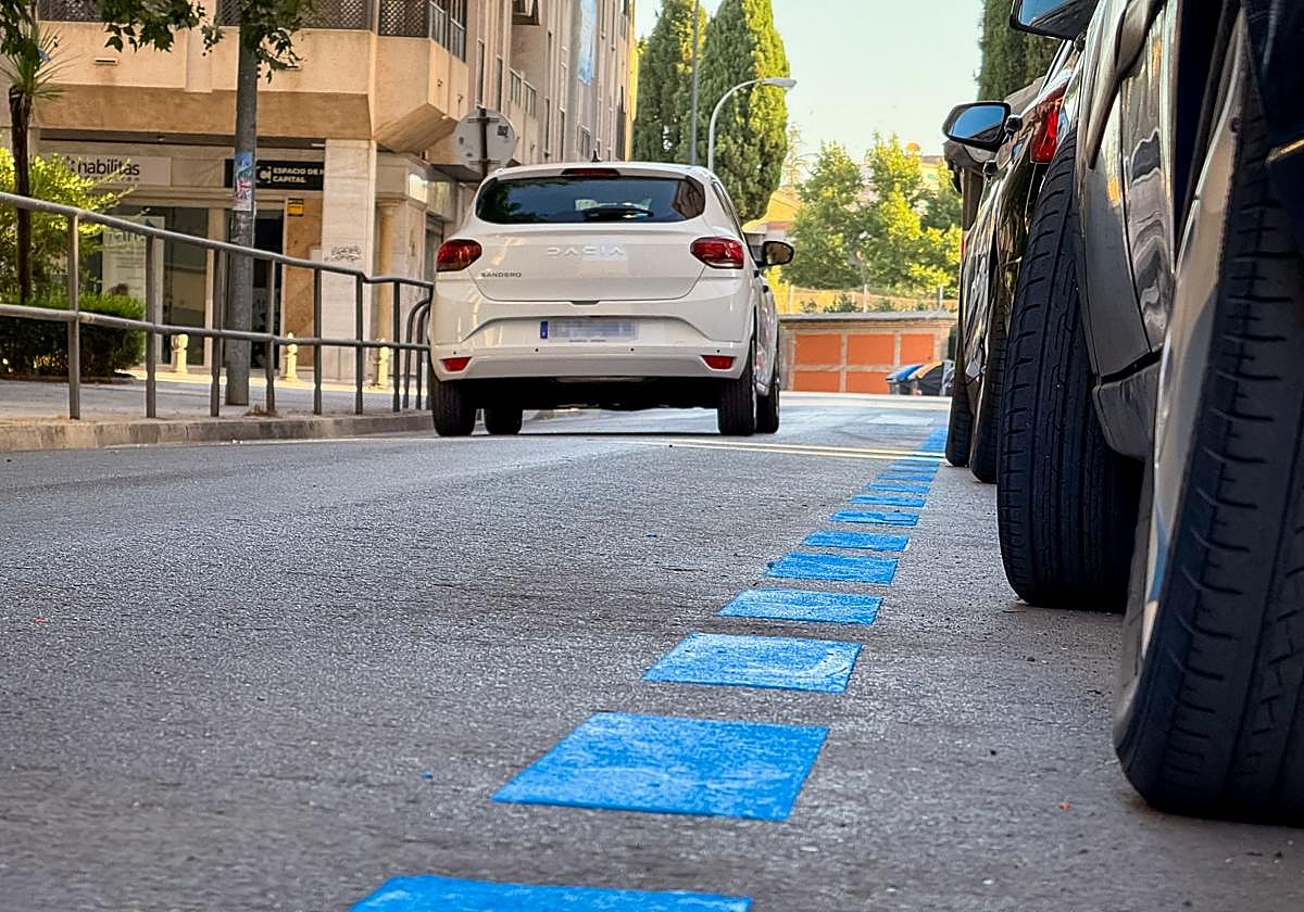La forma de aparcar gratis en la zona azul en Granada.