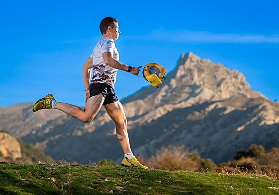 Víctor Aranda corre con un desfibrilador.