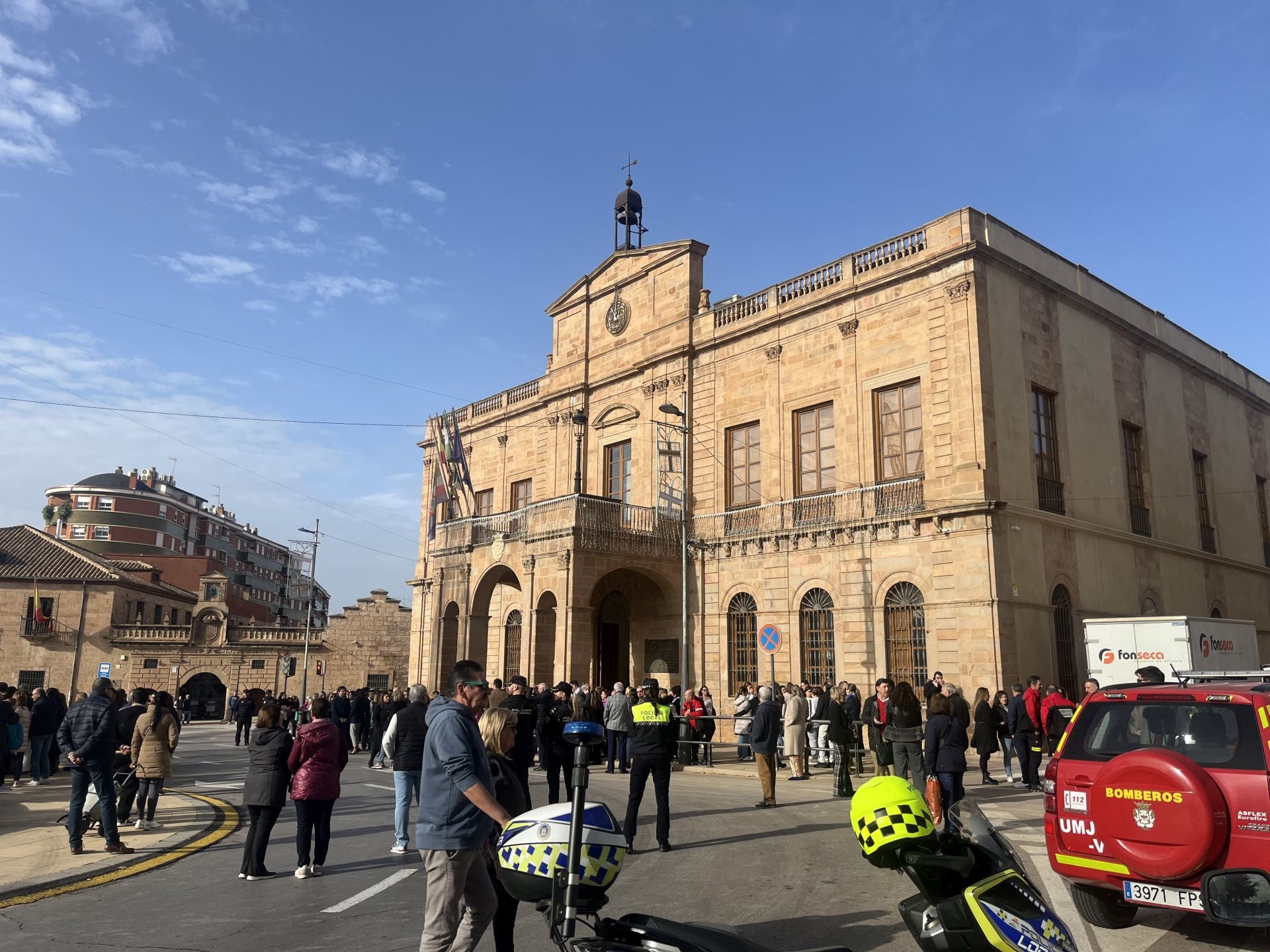 Aspecto que presentaba la plaza del Ayuntamiento de Linares antes del minuto de silencio.