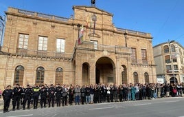 Minuto de silencio en la Plaza del Ayuntamiento de Linares