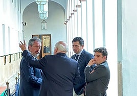 Juan Espadas y Jesús Aguirre, el jueves en los pasillos del Parlamento.