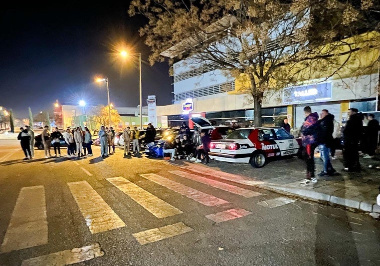 Decenas de coches se reúnen de madrugada a las afueras de Granada para exhibir sus derrapes