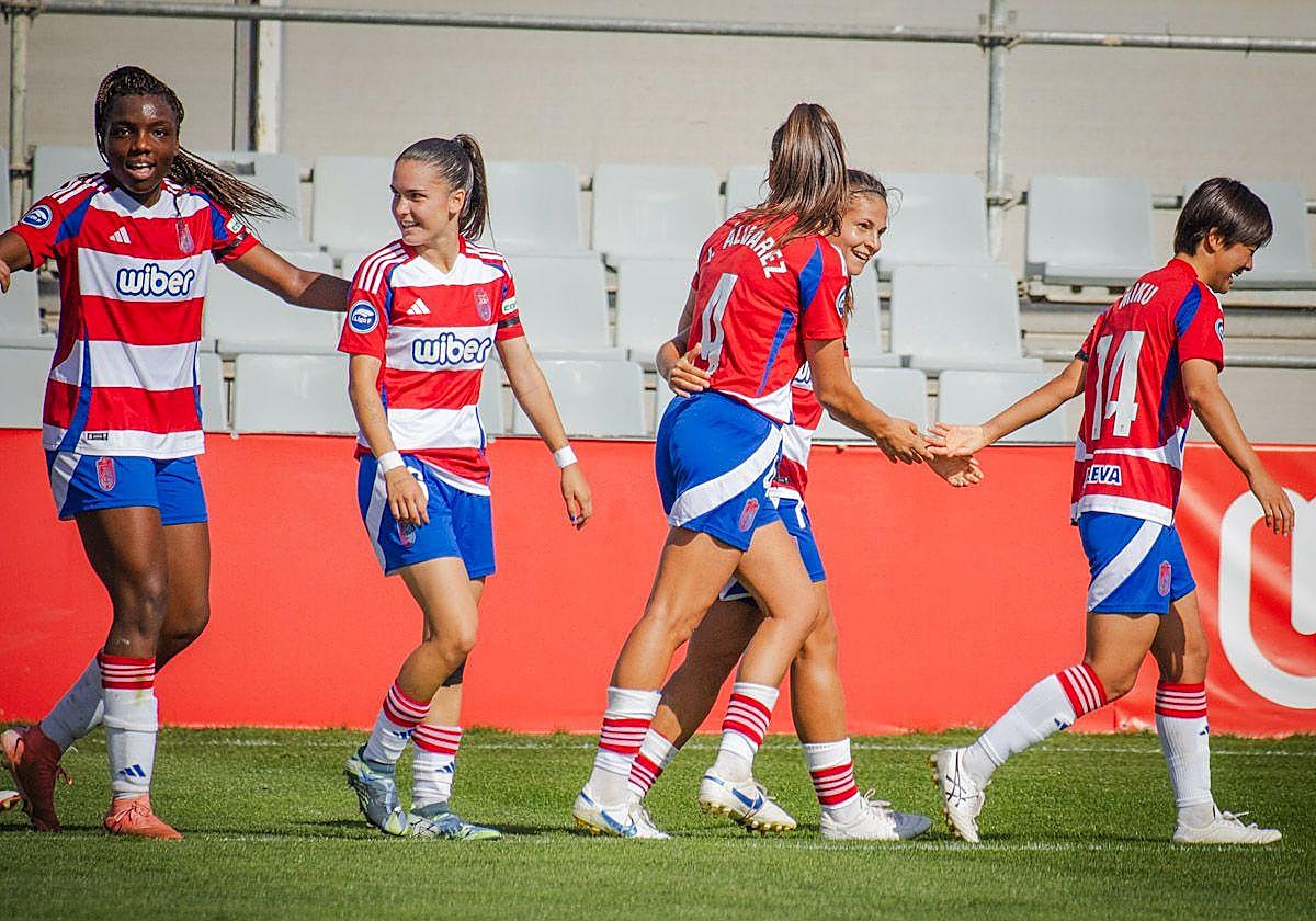 Las futbolistas del Granada celebran un gol en la Ciudad Deportiva esta temporada.