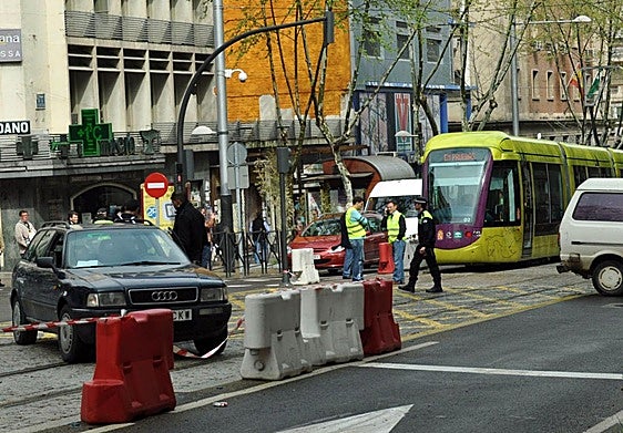 Imagen del primer accidente con el tranvía circulando en pruebas por Jaén, en marzo del año 2011.