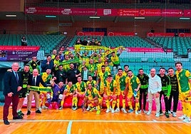 Los integrantes de la expedición amarilla celebran el triunfo junto a los aficionados jienenses desplazados a Murcia.