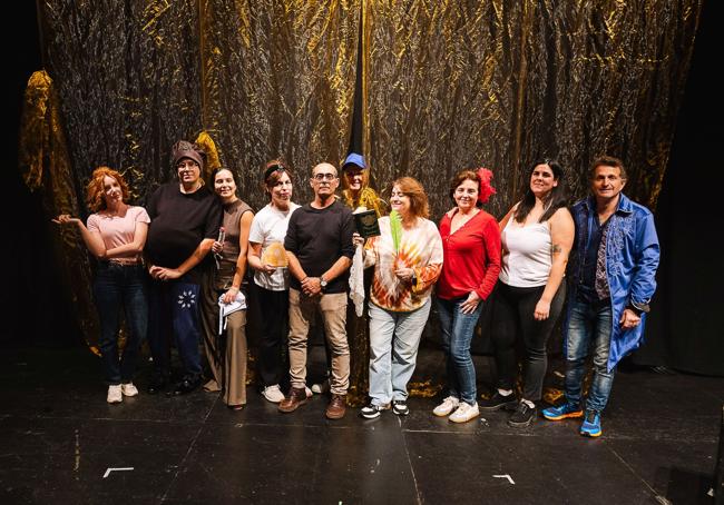 Los diez profesionales que forman el grupo de teatro del Virgen de las Nieves.