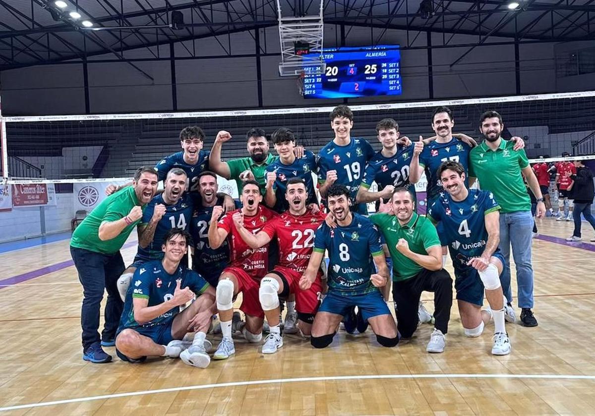 El equipo almeriense celebra una victoria que le da oxígeno.