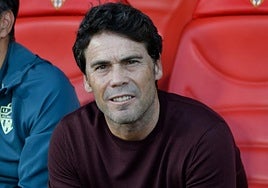 Rubi, sentado en el banquillo antes del partido contra el Granada CF. a. lof/C. Barba