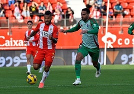 Luis Suárez jugando contra el Granada. A.LOF/Carlos Barba