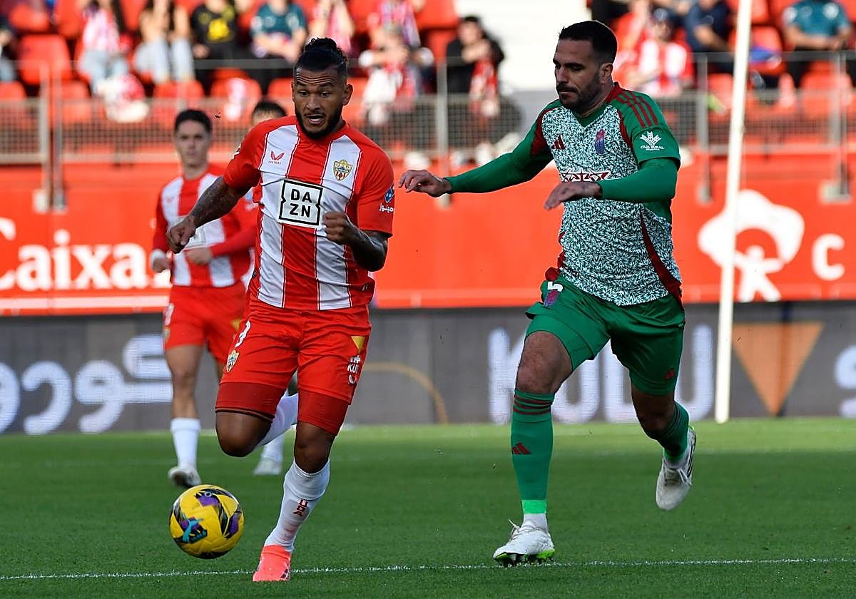 Luis Suárez jugando contra el Granada. A.LOF/Carlos Barba