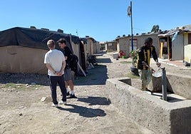 Un residente del poblado de Atochares llena un recipiente con agua en la fuente común.