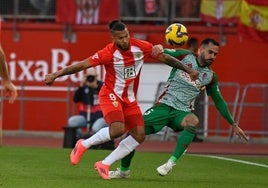 Jugada del partido entre Almería y Granada.