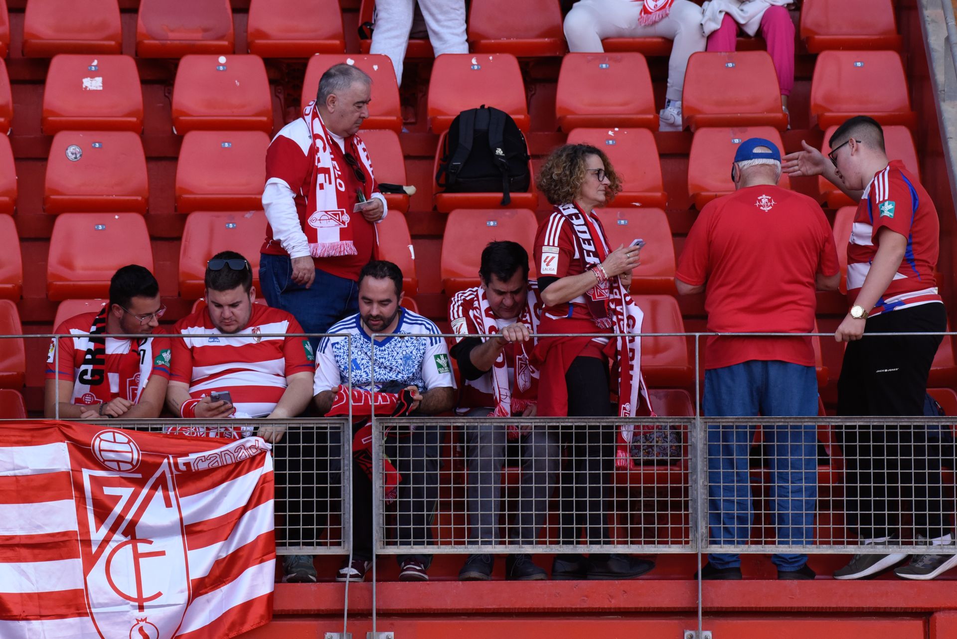 Encuéntrate en la previa y en el estadio en el Almería-Granada