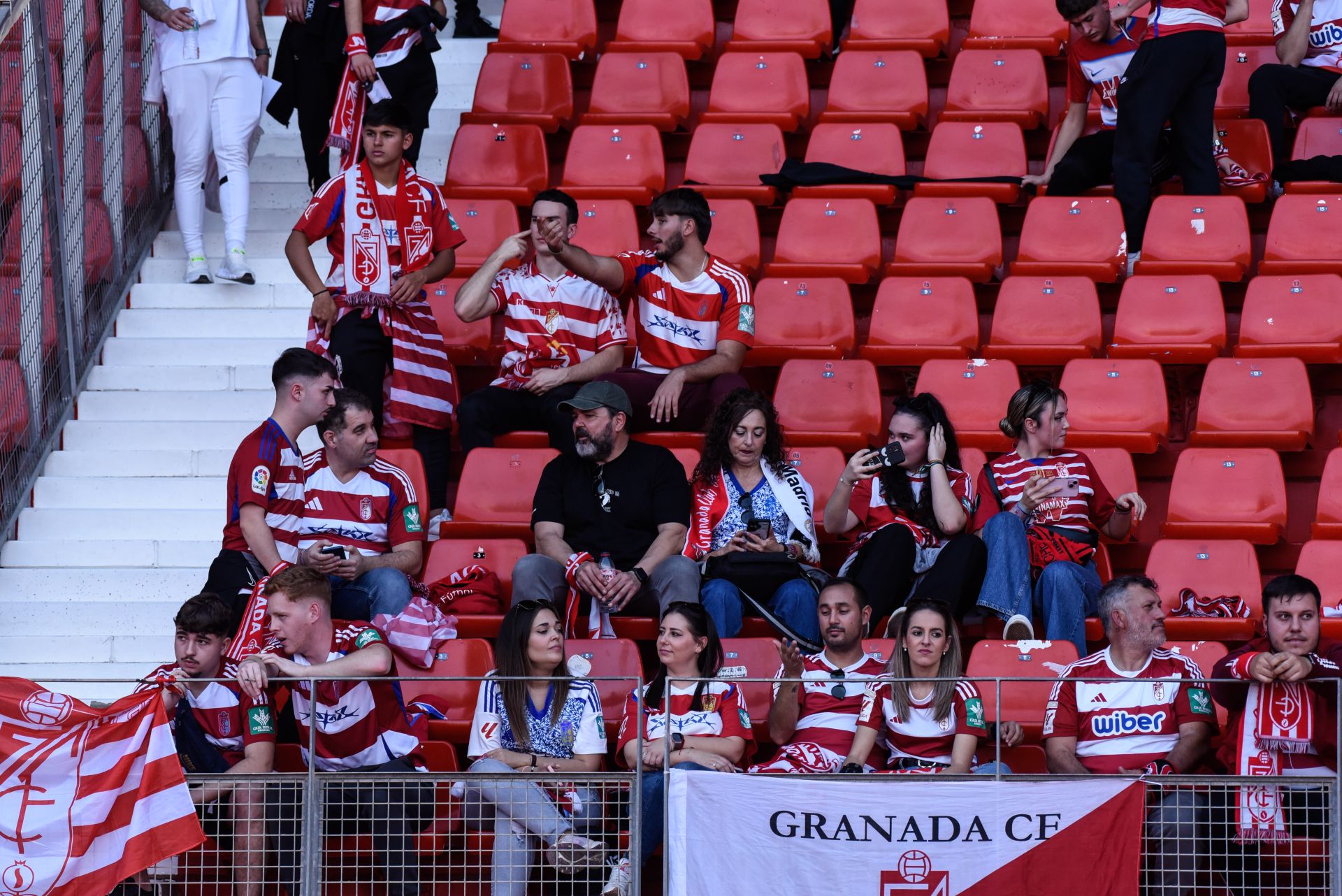 Encuéntrate en la previa y en el estadio en el Almería-Granada