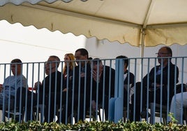 Varios miembros del Granada atienden al partido del Recreativo desde el palco de la Ciudad Deportiva este pasado domingo.