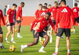 Martin Hongla participa en uno de los rondos de calentamiento previos al último entrenamiento del Granada ayer.