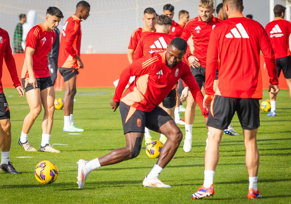 Martin Hongla participa en uno de los rondos de calentamiento previos al último entrenamiento del Granada ayer.