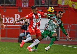 Insua intenta frenar a Luis Suárez.