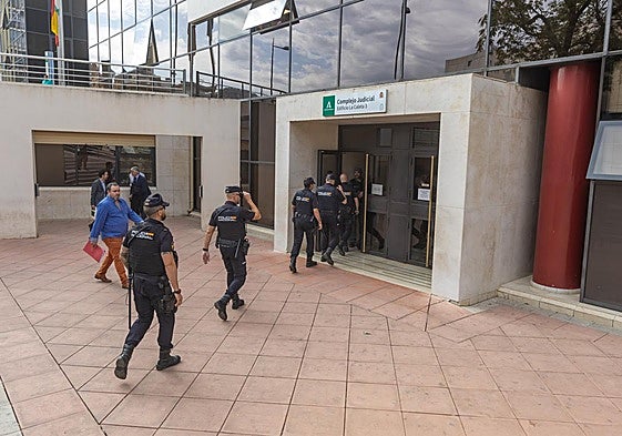 Varios agentes de la Policía Nacional entran en los juzgados de La Caleta