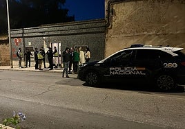 Imagen del domicilio donde se produjeron los hechos este jueves. En la puerta, además de los agentes policiales, estaba la alcaldesa de Linares y otras concejalas de su equipo.