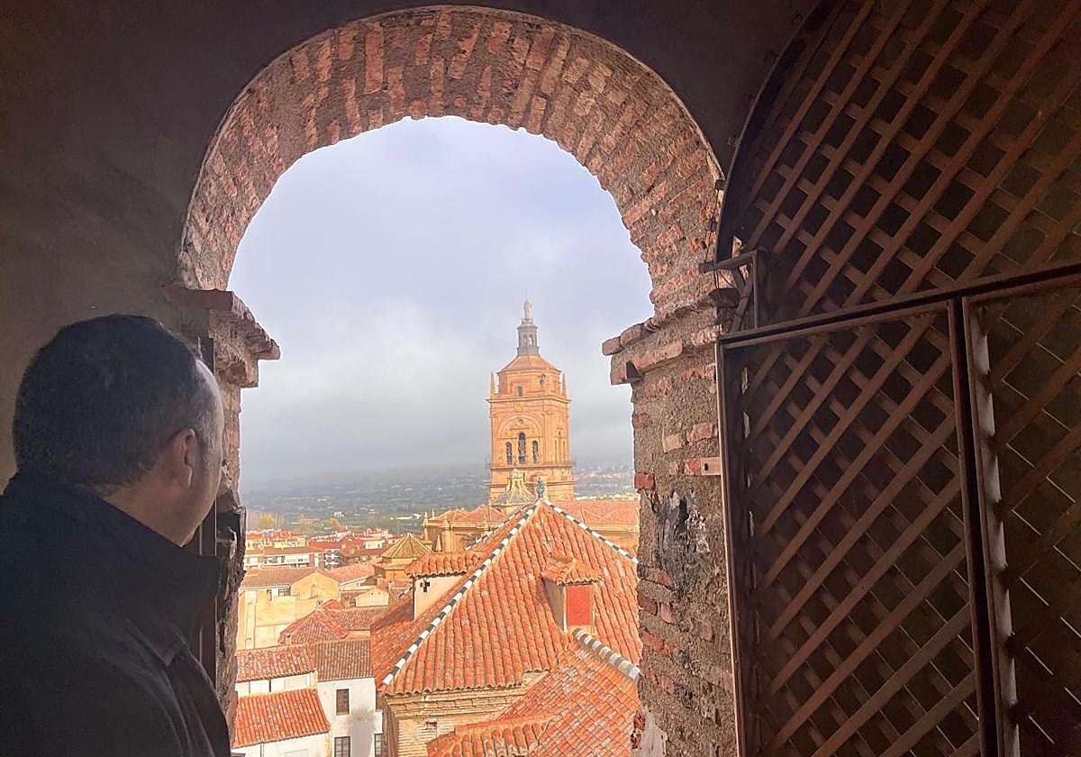 Desde el torreón del convento se divisa la torre de la Catedral accitana.