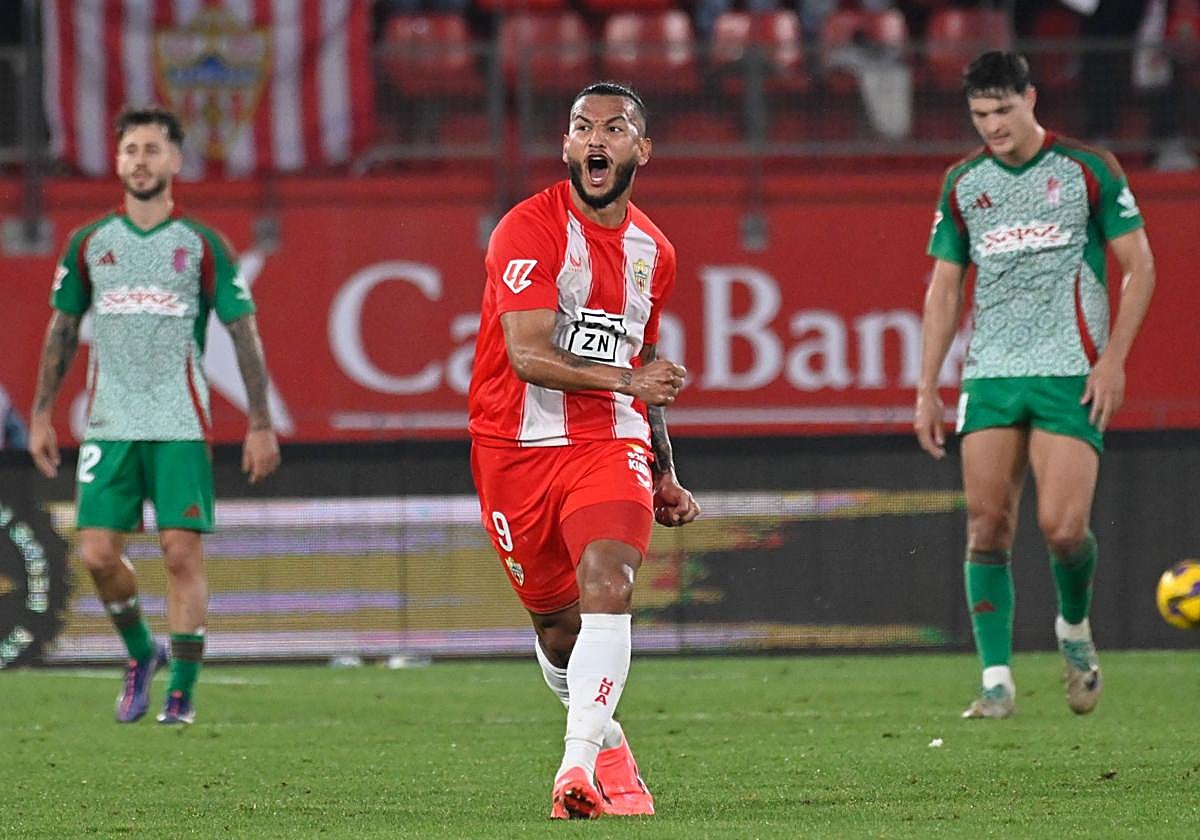 Luis Suárez se dirige con rabia hacia los aficionados del Granada en el UD Almería Stadium.
