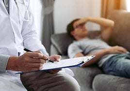 Un trabajador, enfermo, en una consulta médica.