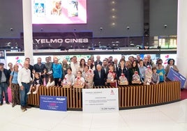 Foto de familia de la Fundación Jesús Peregrín en el centro comercial.