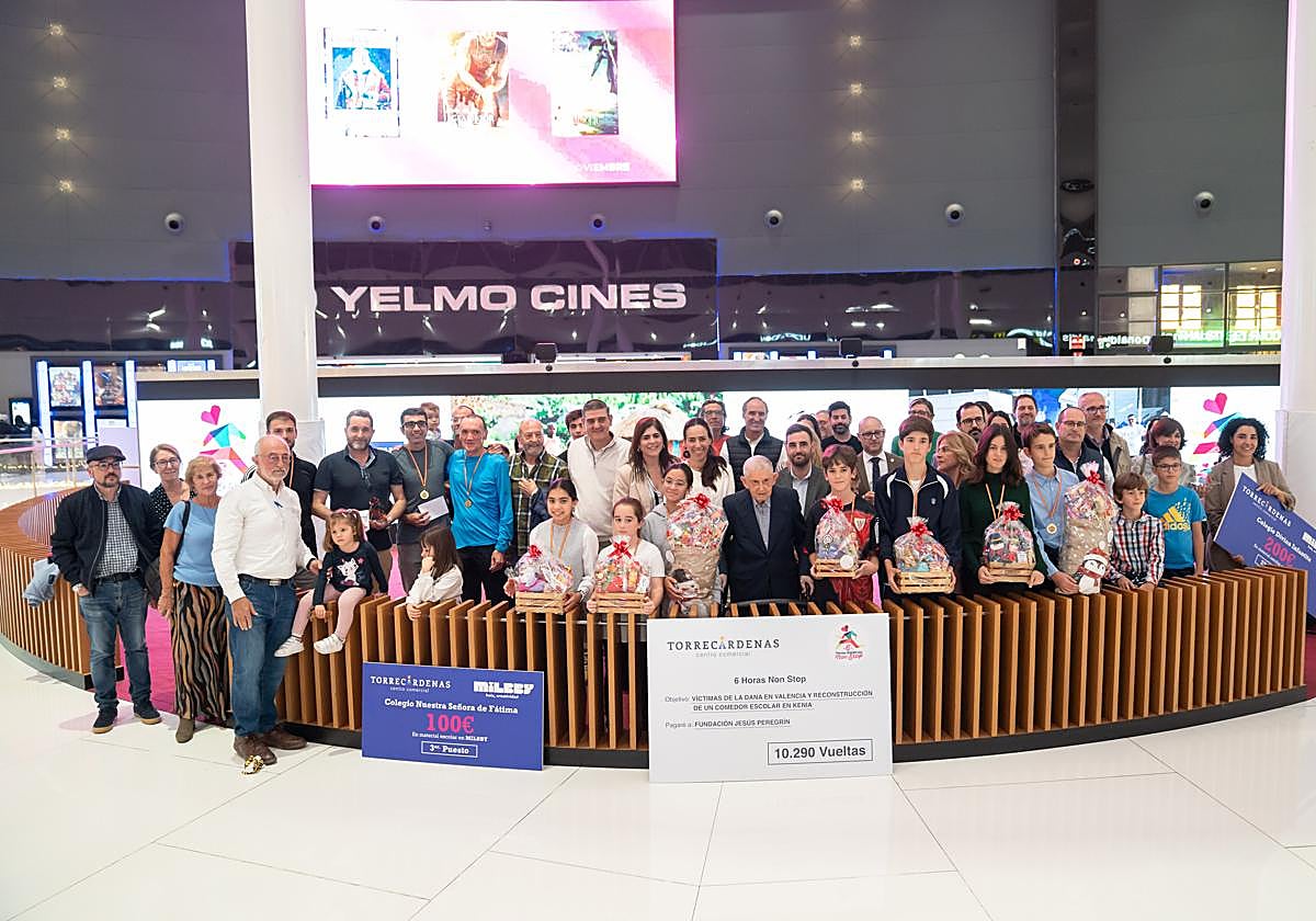 Foto de familia de la Fundación Jesús Peregrín en el centro comercial.