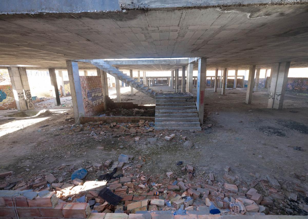 Imagen secundaria 1 - Los terrenos de la antigua ciudad deportiva, donde permanece una gigantesca estructura de hormigón de lo que iba a ser un complejo comercial y con aparcamientos.