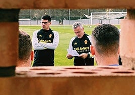 Álex Sosa asiste a una charla de Fran Escribá en Zaragoza.