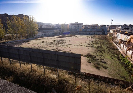 Uno de los antiguos campos de fútbol del Granada 74, en los terrenos de la ciudad deportiva.