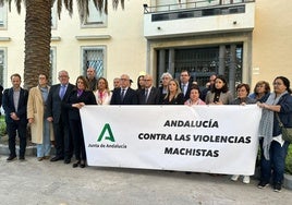 Responsables de la Junta y del Gobierno de España, este lunes en la plaza de las Batallas.