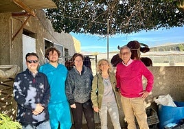 Miembros del Colegio Oficial de Veterinarios junto a Avamur y Paco.