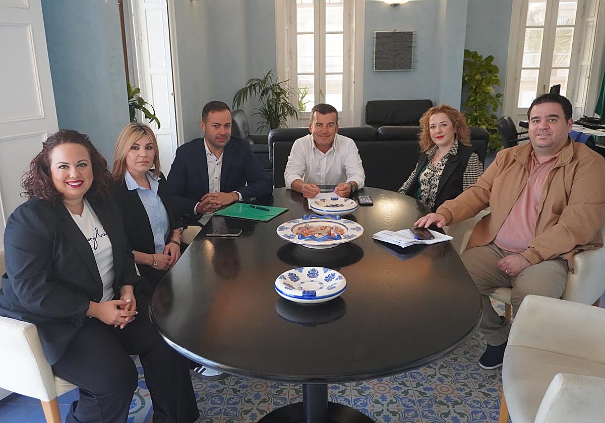 Salvador Hernández pacta con el PP y expulsa del Gobierno a todos los concejales socialistas