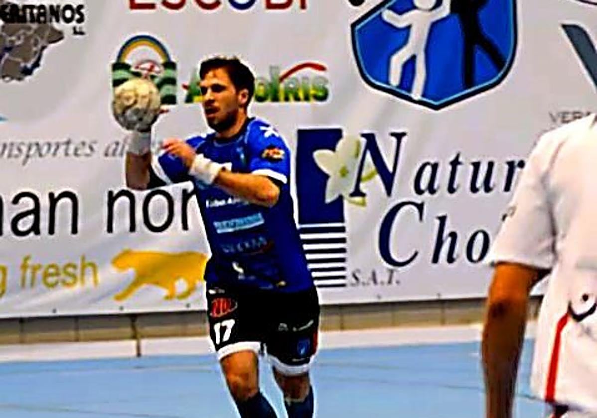 Jerónimo Cartagena conduce el balón.