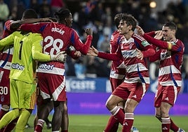 Los jugadores abrazan a Luca Zidane.
