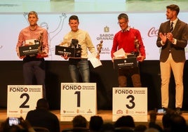 Manuel Santiago, campeón absoluto, entre Francisco Javier Fernández y Leonardo Tovar, bajo los aplausos del diputado Eric Escobedo.