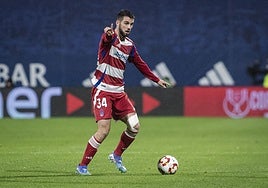 Lucas Pérez juega un balón en La Romareda.