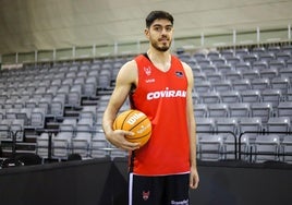 Edgar Vicedo posa sonriente en el Palacio de los Deportes antes del entrenamiento.