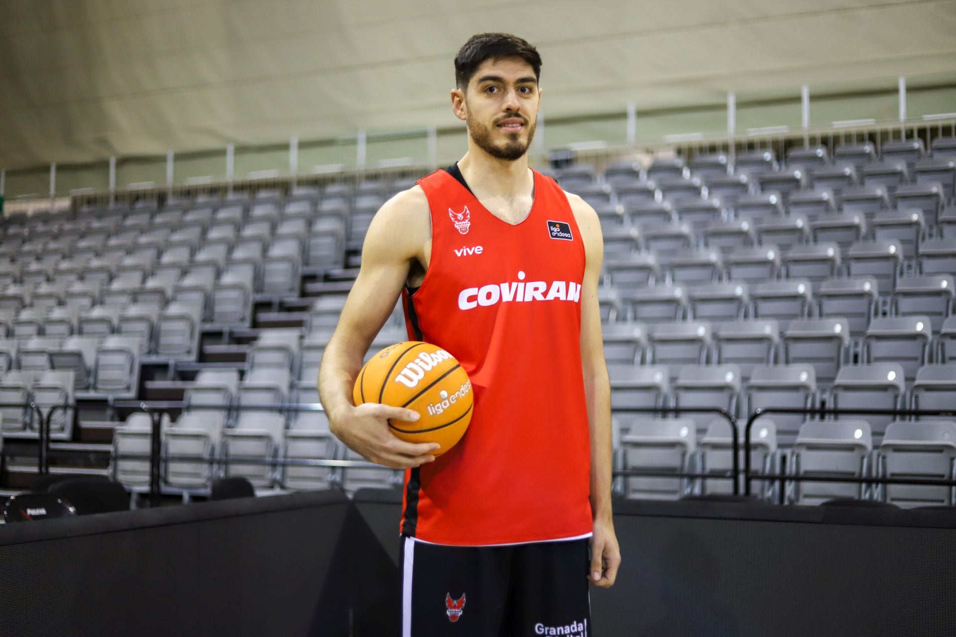 Edgar Vicedo posa sonriente en el Palacio de los Deportes antes del entrenamiento.