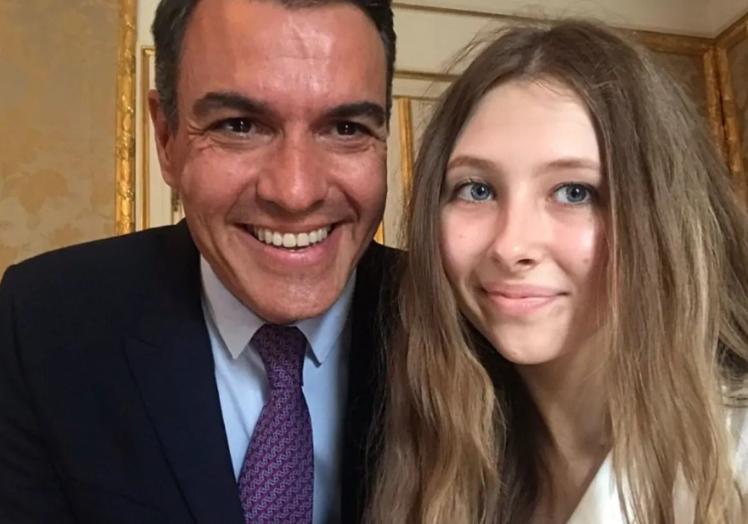 Paula con Pedro Sánchez, en 2022 en Varsovia.