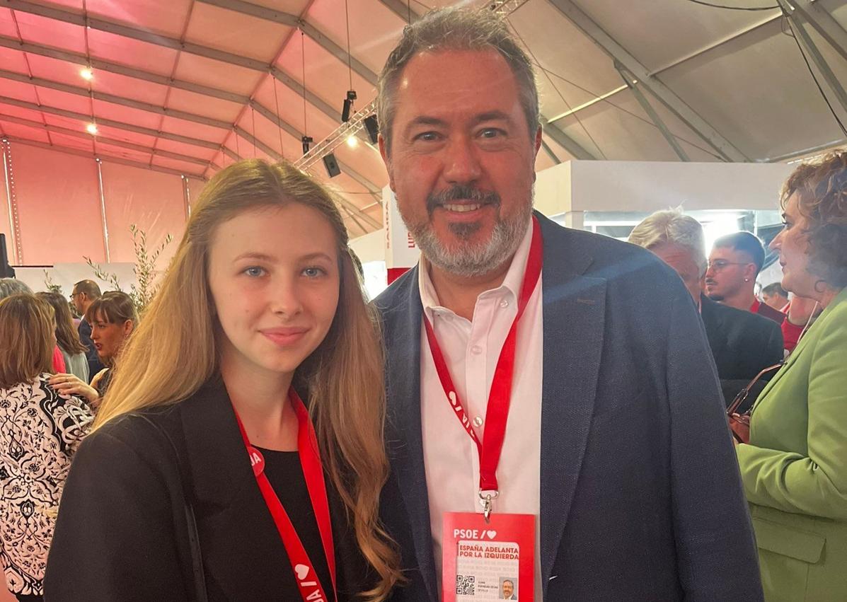 Imagen secundaria 1 - Paula con Óscar Puente, Juan Espadas y Reyes Maroto en el congreso federal del PSOE en Sevilla.